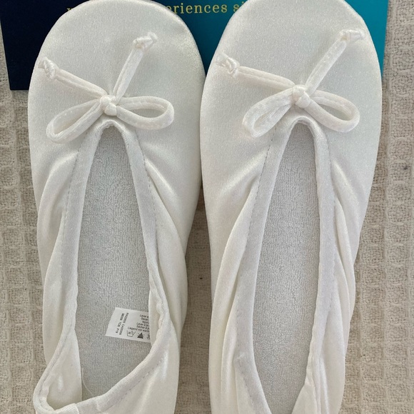Isotoner White Womens Slippers New With Tags - Picture 2 of 5